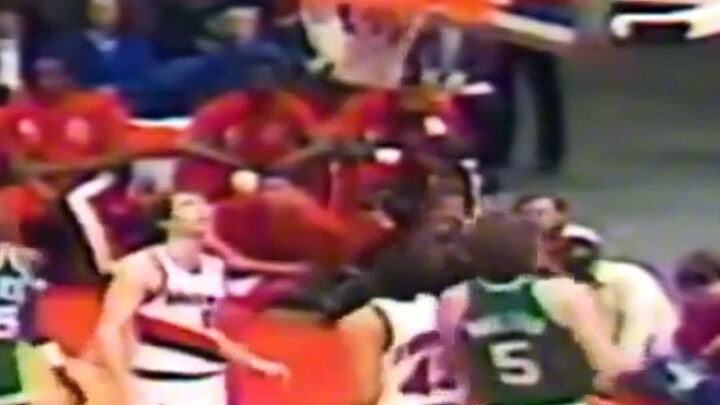 When Larry Bird play only with his left-hand #Larry #Celtics #Boston #nbahighlights   #fypviralシ2025