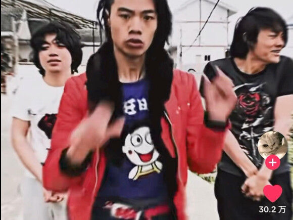 TikTok foreign netizens watched Blue Rose shake out a luxury car