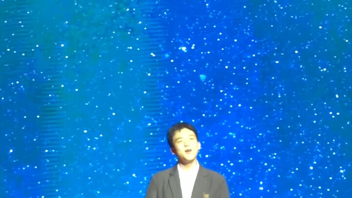 นักเรียนมัธยมปลายปีหนึ่งร้องคัฟเวอร์เพลง “สาวน้อยในเมืองเล็ก” เวอร์ชัน Soul Power ของเถ่าเจ๋อ จนฮือฮ