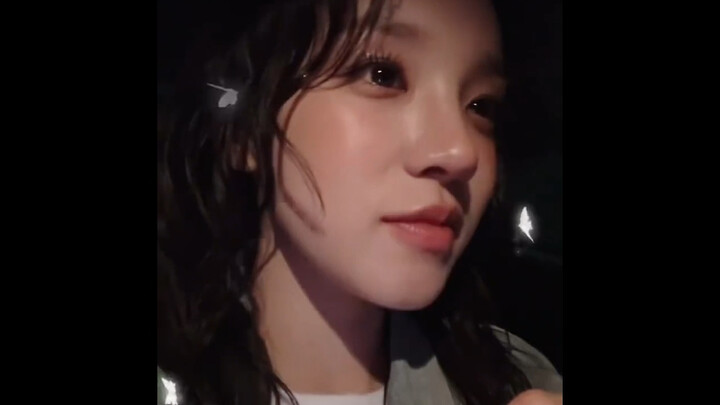 Yua: Attending the awards ceremony alone wasn’t so lonely because Ningning was there. She did her be