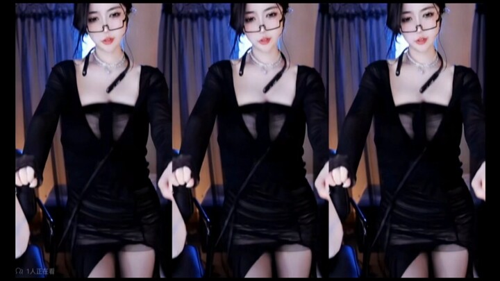 Tiểu Nhiên Nhiên lái mô tô