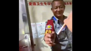 这递的不是烟,是尊重