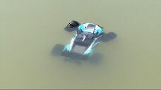 The car fell into the water, so the remote control was thrown away directly!