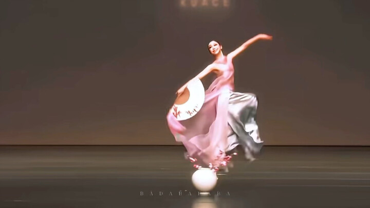 The atmospheric and elegant original dance “Plum Blossoms of the Thirteenth Month.” The soul of an o