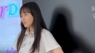 17-year-old high school girl danced to Gidle's new song Queencard in Chinese class