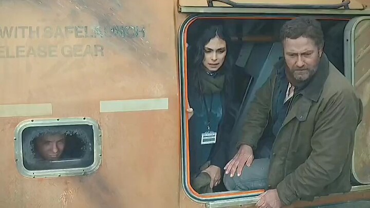 ผู้ชายคนหนึ่งเพิ่งสังเกตว่าเรือของพวกเขามิได้อยู่บนผิวน้ำทะเลเลย แต่กลับปรากฏอยู่บนดาดฟ้าอาคารสูงหลา