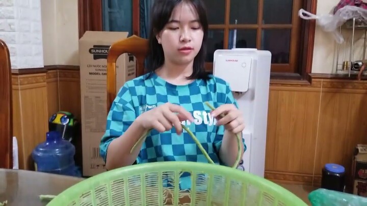 Van Anh gives instructions on how to prepare beans for cooking