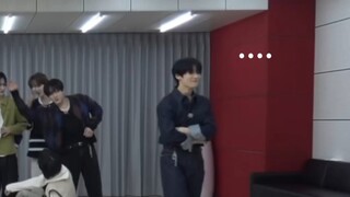 小羊：我都不想说你们那几只破手....   哥哥们不语只是一味地疼爱忙内