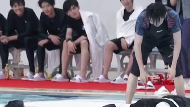 น้องชายน่ารักขนาดนี้ ใครจะใจแข็งผลักลงได้ล่ะ?