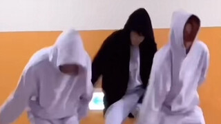 Kawan, apakah sedang mengadakan suatu upacara?