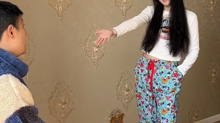 Dia merasa tubuhnya tegak lurus seperti tiang baja~