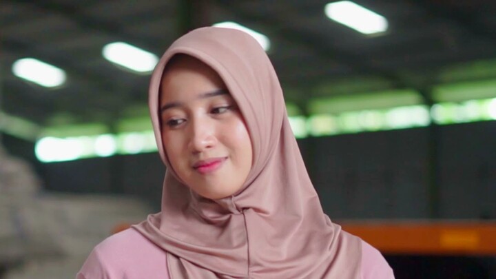 NUR AINI GADIS PINRANG YANG CANTIK DAN PEKERJA KERAS SEBAGAI BURUH.