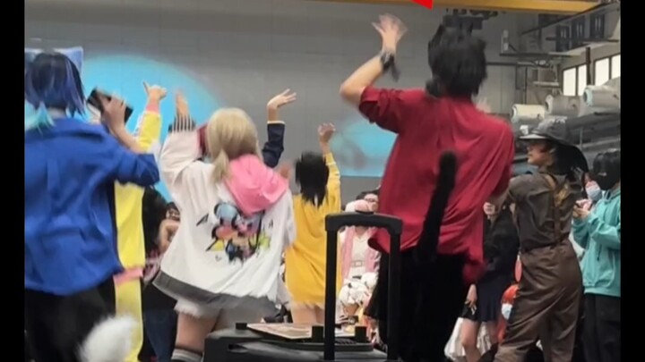 多亏我朋友帮我记录下历史性一幕，我还在纳闷我夹上的怎么掉的哈哈哈哈哈哈