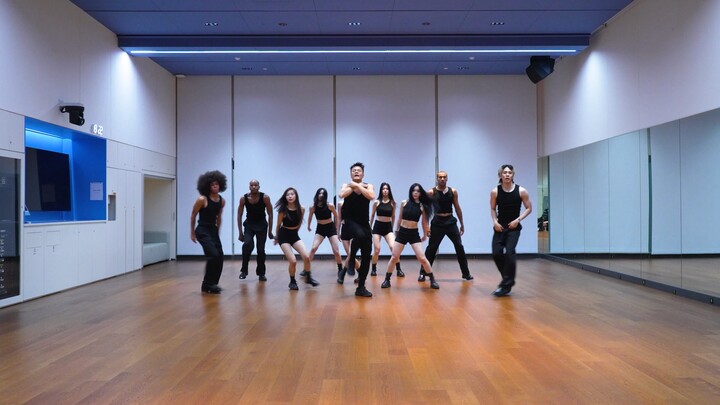 พัคจินยอง (J.Y. Park) ซ้อมเต้นเพลง “WET”