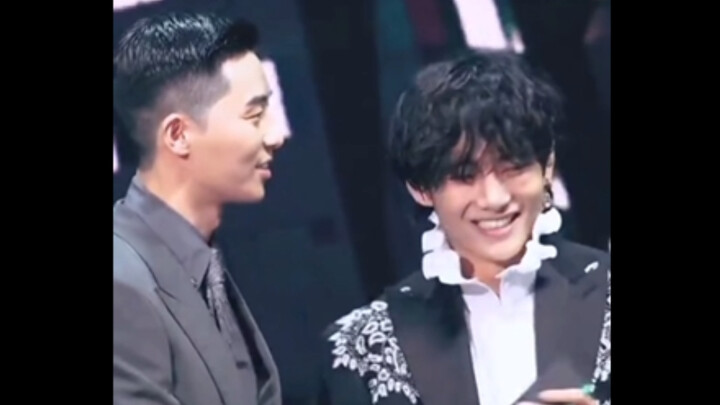 هل ممكن نشوف كواليس نهاية العام هذه المضحكة تاني؟