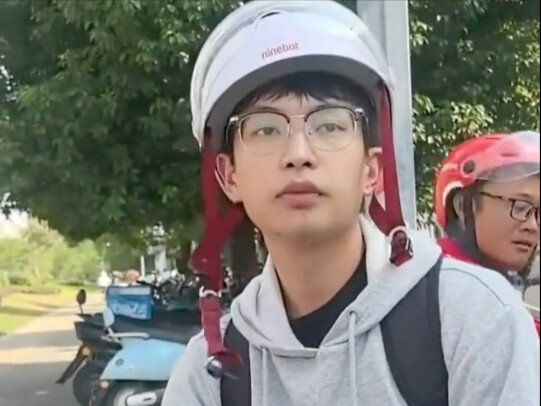 Phi tiêu hồi lực của Đại học Vũ Hán xuất hiện! Cô gái đi xe đạp ngược chiều, còn quay video làm bằng