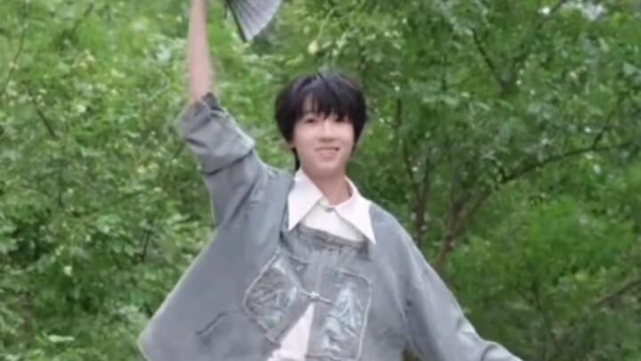 Dương Bác Văn nhảy lại bài "Gửi Ánh Trăng" dịp Trung Thu