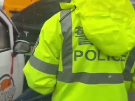 بعد أن علمت بوجود الكاميرا، انهار عالم العمة.