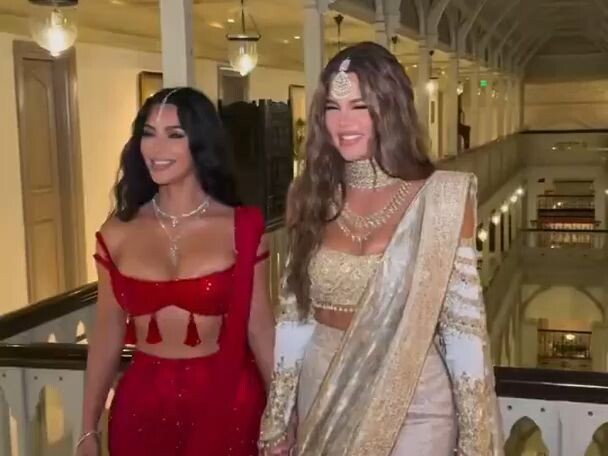 Kim Kardashian dan Khloé menghadiri pernikahan putra miliarder India Mukesh Ambani di Mumbai