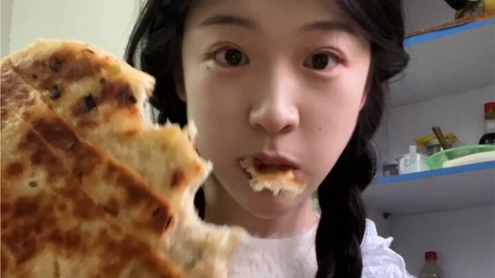 Đừng nghe anh ta vẽ bánh nữa, cô gái Sơn Tây mới là chuyên gia làm bánh lớn.