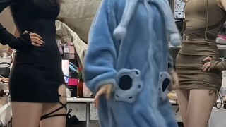 在舍友面前，够不着，根本够不着~