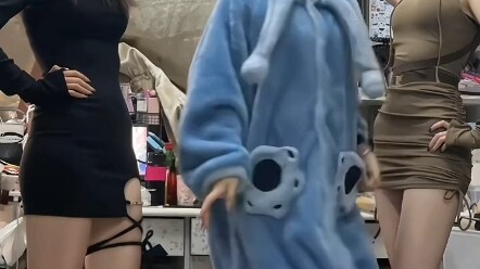 在舍友面前，够不着，根本够不着~