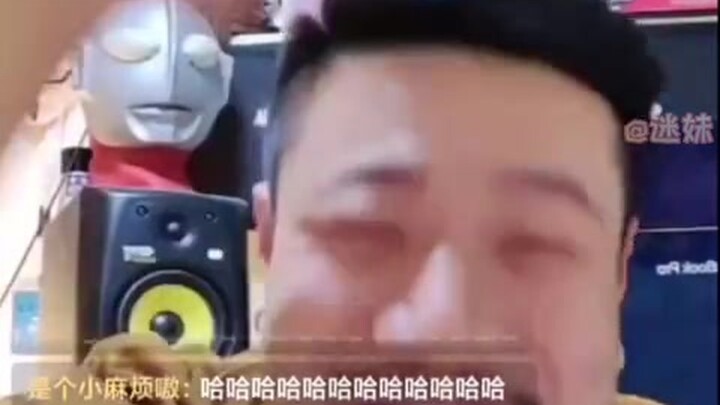 นักไลฟ์สดหัวร้อนเลียนแบบเสียงพูดของ TangoZ แฉว่าเขาเมาแล้วอาเจียนออกมาเป็นเส้นแบ่งทางม้าลาย ดูกี่รอบ