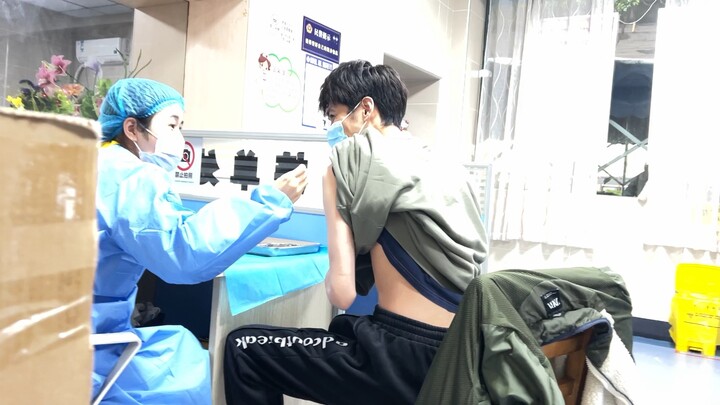 สองวันมานี้ยกแขนไม่ขึ้นเลย [ร้องไห้หนักมาก]