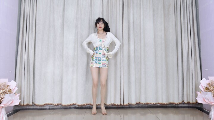 Váy liền Apink Nonono màu da, cao gót trong suốt, định dạng ngang