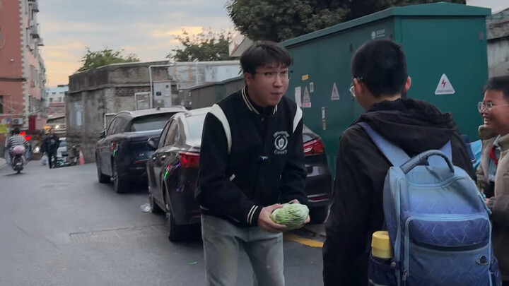 Tìm ngẫu nhiên một học sinh tiểu học rồi gọi cậu ấy là bố