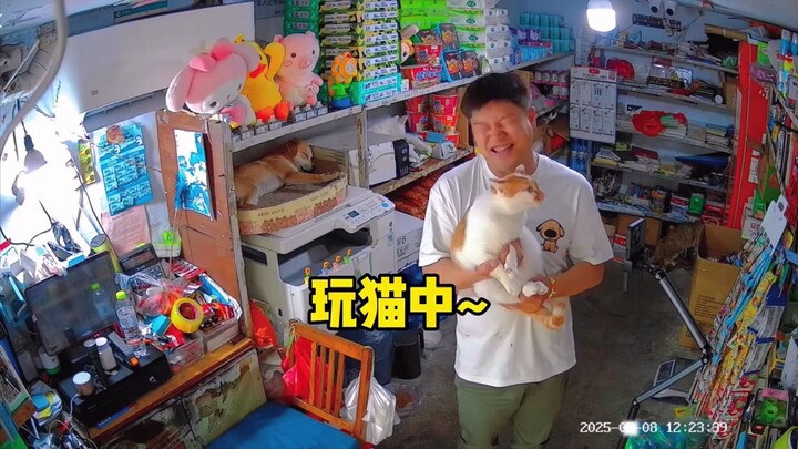 Saat lagi main kucing, anak SD datang beli mi pedas.