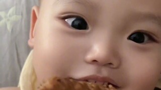 宝宝睡觉中被强行“开机”，看到排骨瞬间眼睛一亮