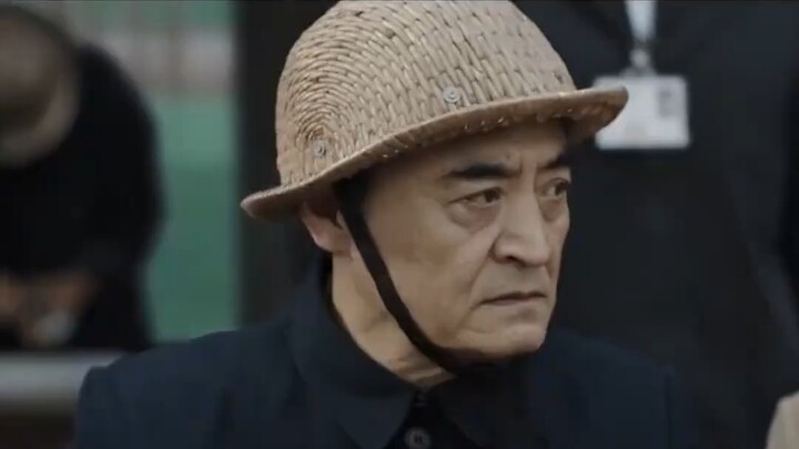 Workers are pouring water over the concrete—foreign experts call it outrageous and immediately order