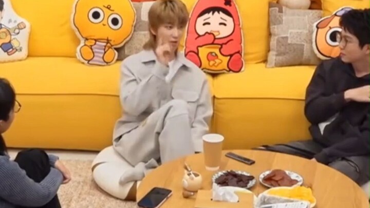 Xu Minghao đến nơi thì phát hiện mọi người đã không còn tò mò về tên nhóm của anh nữa.