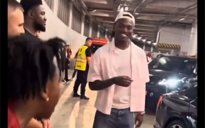 Leo đứng bên cạnh giúp Speed ngăn cản Ronaldo.