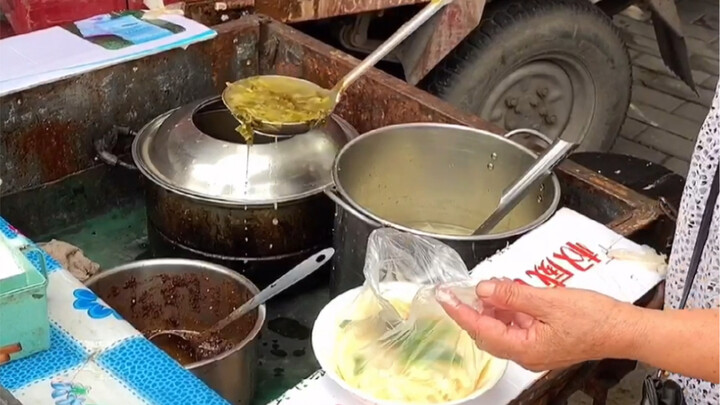 The elderly gentleman sells clean and hygienic jiangshui yuyu—3 yuan for a big bowl!
