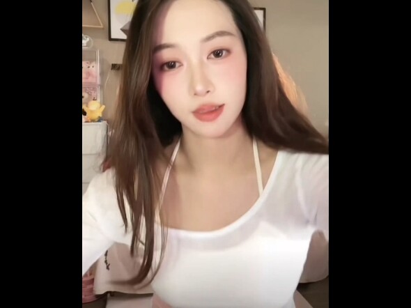 Ngô Liễu Phương làm dáng điệu khiêu gợi mà vẫn có người bênh vực. Các bạn có nhìn xem cô ta đã làm n