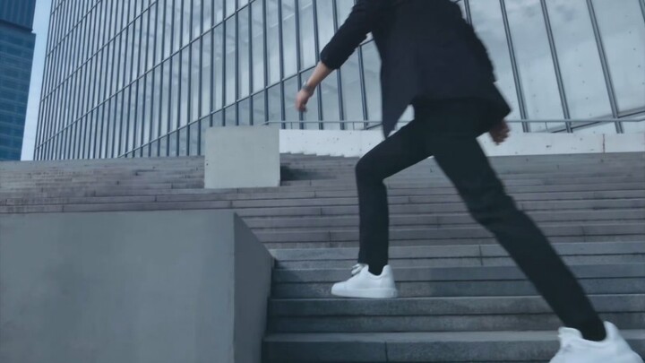 Xiao Zhan's legs are a little bit long. He walks one step at a time, and it feels like his legs can 