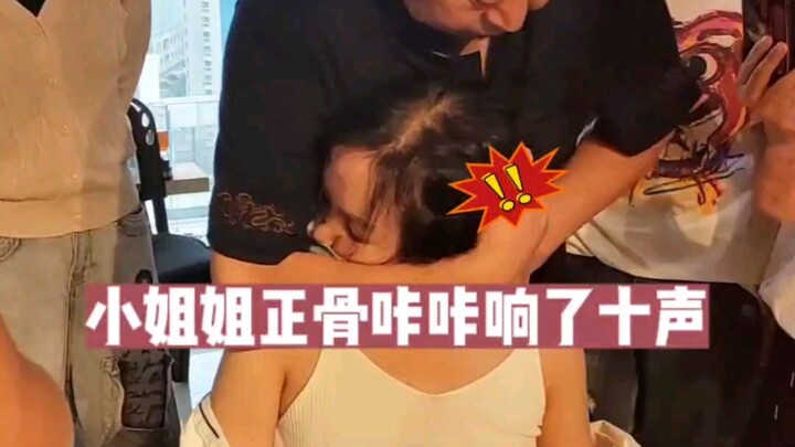 Kakak perempuan melakukan terapi tulang dengan suara krek-krek sebanyak sepuluh kali.