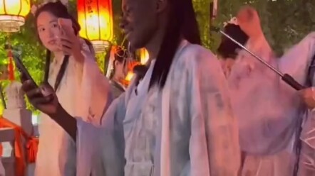 Đây là công tử nhà nào ra ngoài dạo chơi vậy?