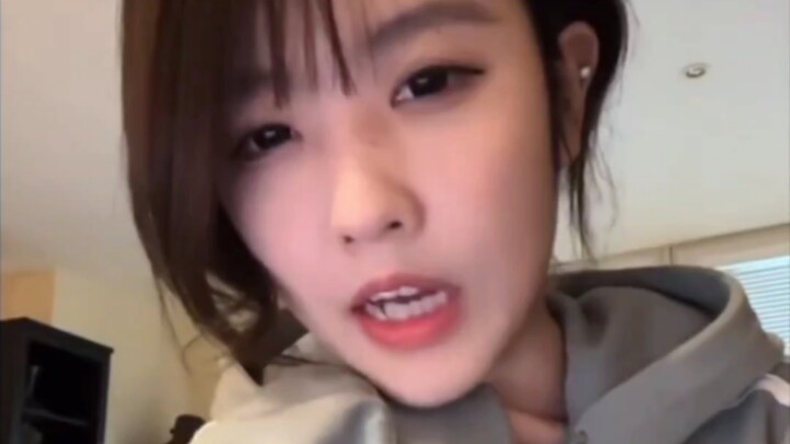 المشجعون: العجوز باتت متوترة!   الأخت الثعبان: آه، صحيح، صحيح، سأطعنك حتى الموت!