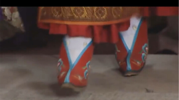 Seorang gadis berpura-pura menjadi wanita dengan kaki terikat ala zaman dahulu demi masuk ke keluarg