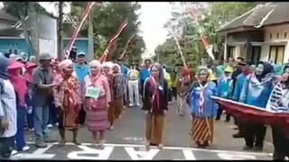 Begini jadinya kalau nenek nenek di suruh ikut 17 an baris berbaris.. ngakak pastinya.. !!!😀😀😀