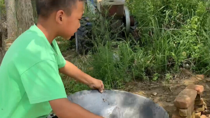Pewaris Desa Poshou merayakan ulang tahun, dan warga Desa Poshou mengatur makan siang ulang tahun un