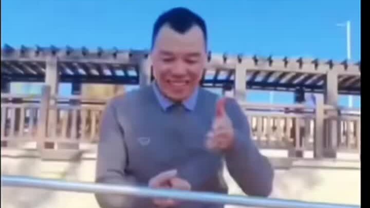 Ở khu phố người Hoa mà múa gậy thế này thì chẳng ai dám đụng đến anh ta cả.
