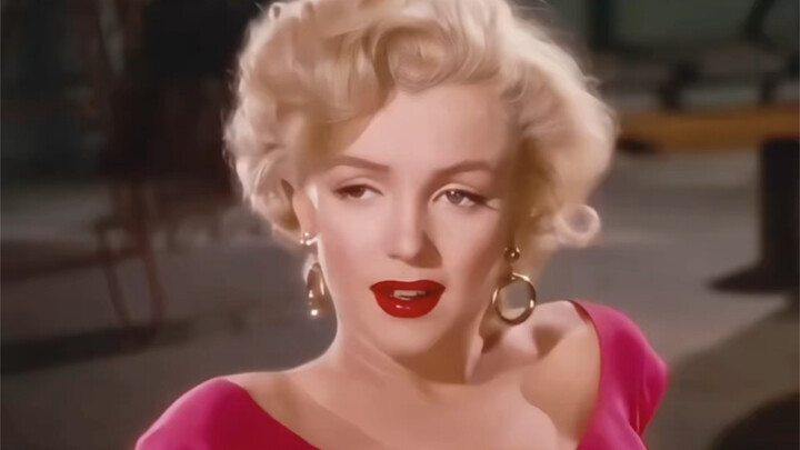 “She’s clearly smiling, yet her eyes are so sad” #MarilynMonroe #WesternBeauty #TimelessBeauty