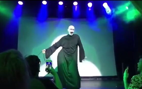 Sau khi thua Harry Potter, Voldemort đã dựa vào gì để mưu sinh