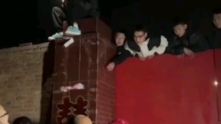 The homeroom teacher is getting married, and all the boys in the class are blocking the door to “mak