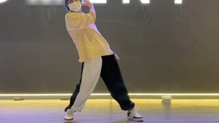 Vũ đạo dưới nước "Under the influence" (uống đủ nước)