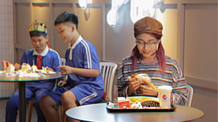 Ối, cứ tưởng mấy em học sinh tiểu học tội nghiệp không đủ tiền mua hamburger cơ.